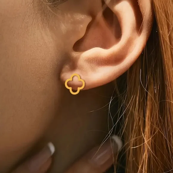 18 KT Gold Clover Titanium Earrings - Picture 2 of 2